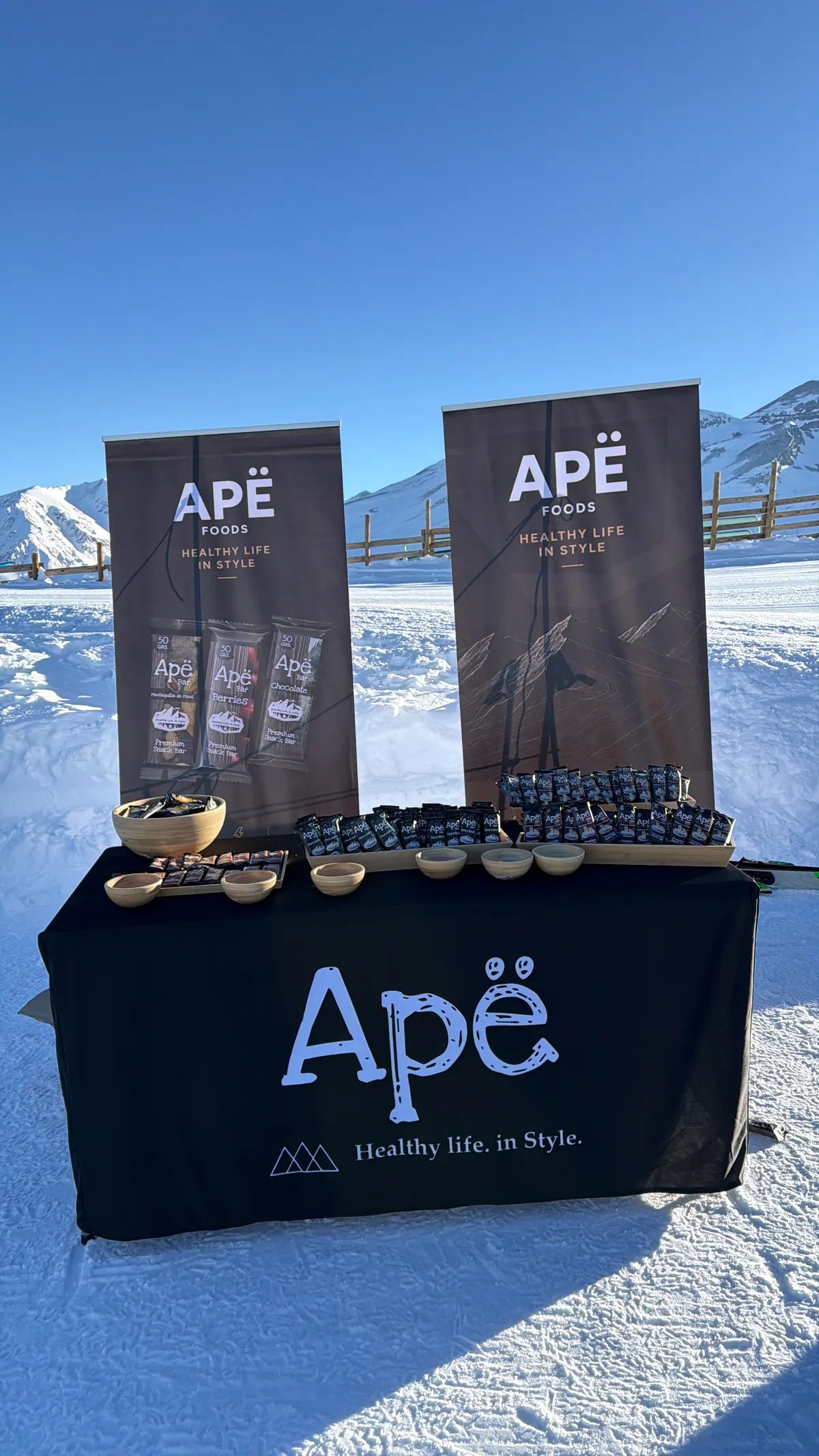 Punto APË con sus productos en un evento de nieve